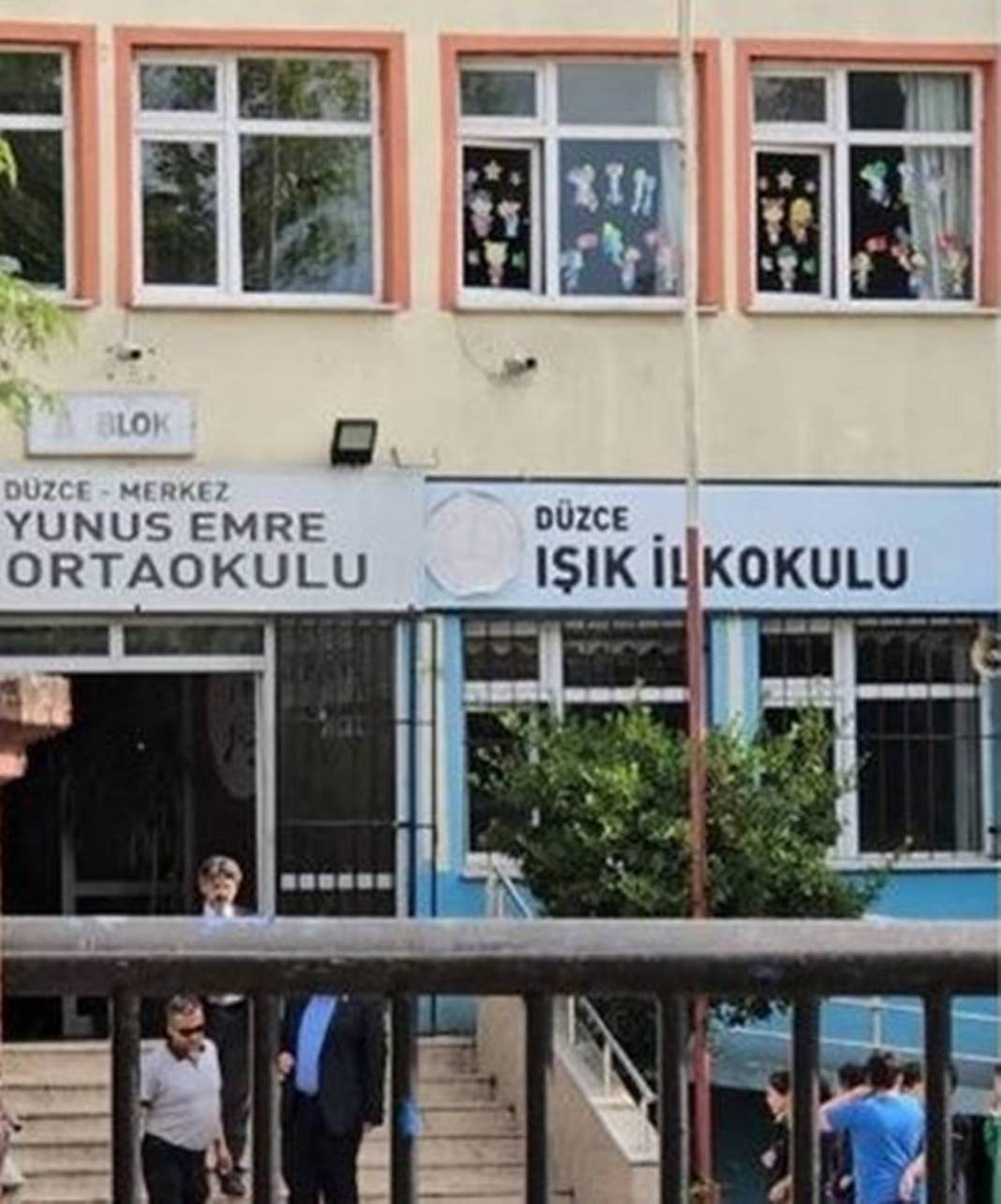 Okulda 'hızlı hamburger yeme' yarışması yapan öğrencilerinden biri yaşamını yitirdi! Ailesi sinir krizleri geçirdi 2
